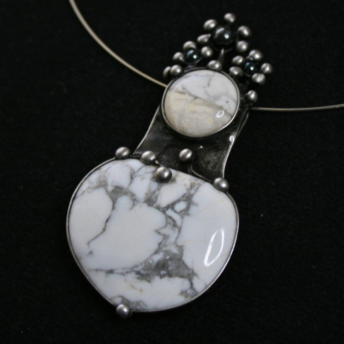 Křepelčí kámen (howlit)