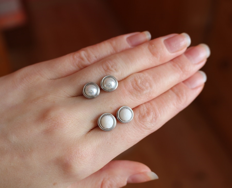 Puzetky s bílým korálem na přání • chir. ocel