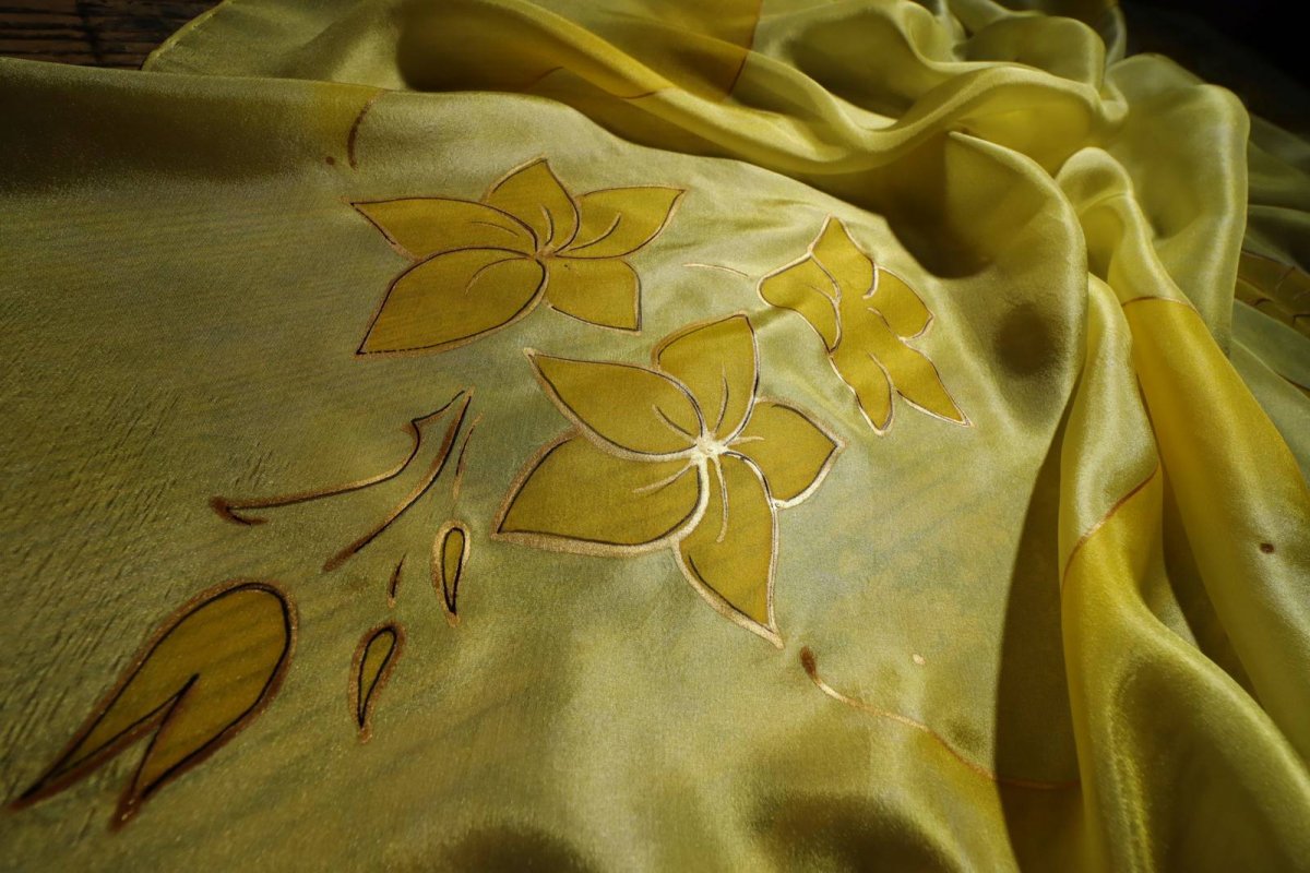 Květiny - žlutý hedvábný šátek