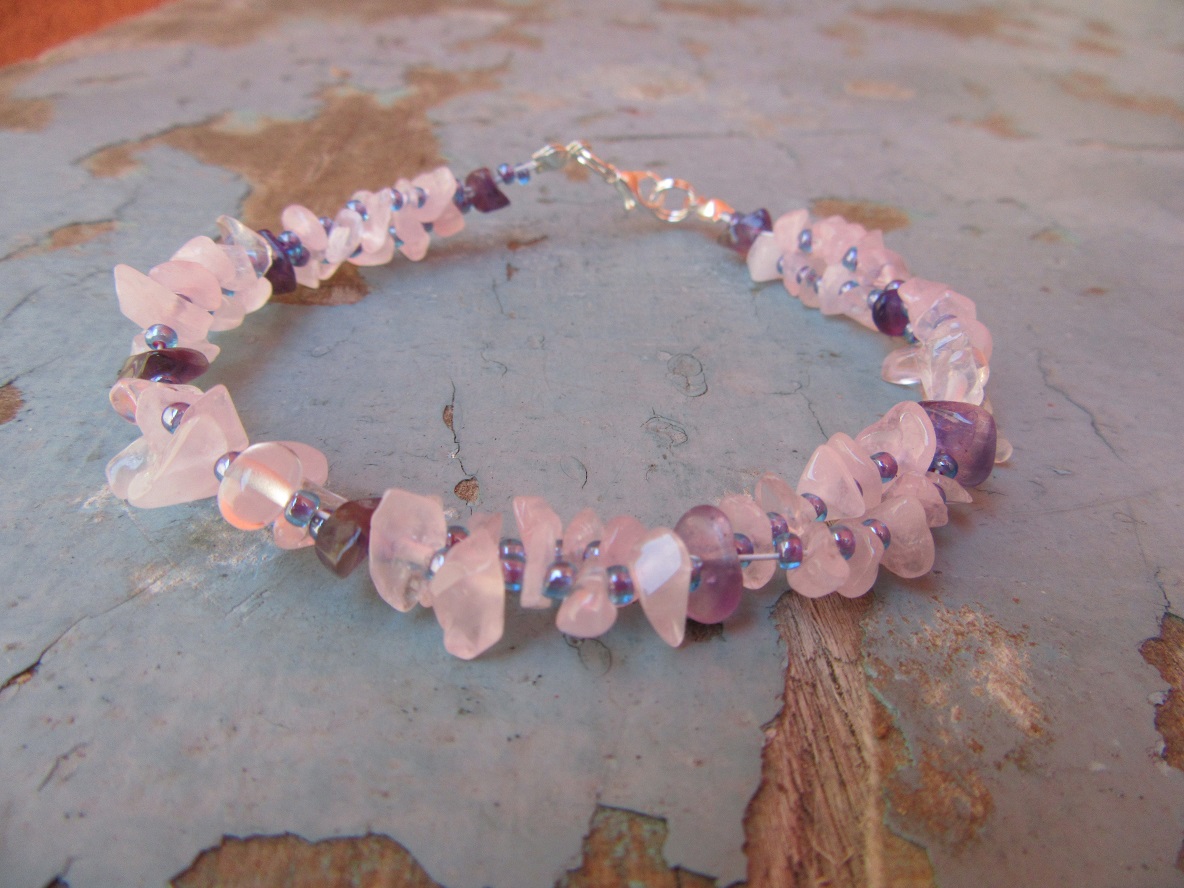 Náramek z růženinu