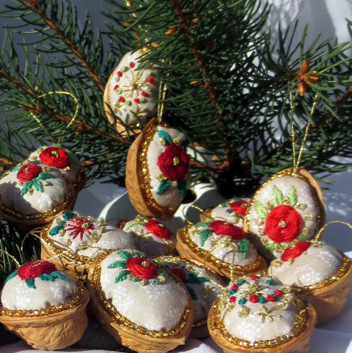 Originální oříšky vyšívané  se zlatou 6ks