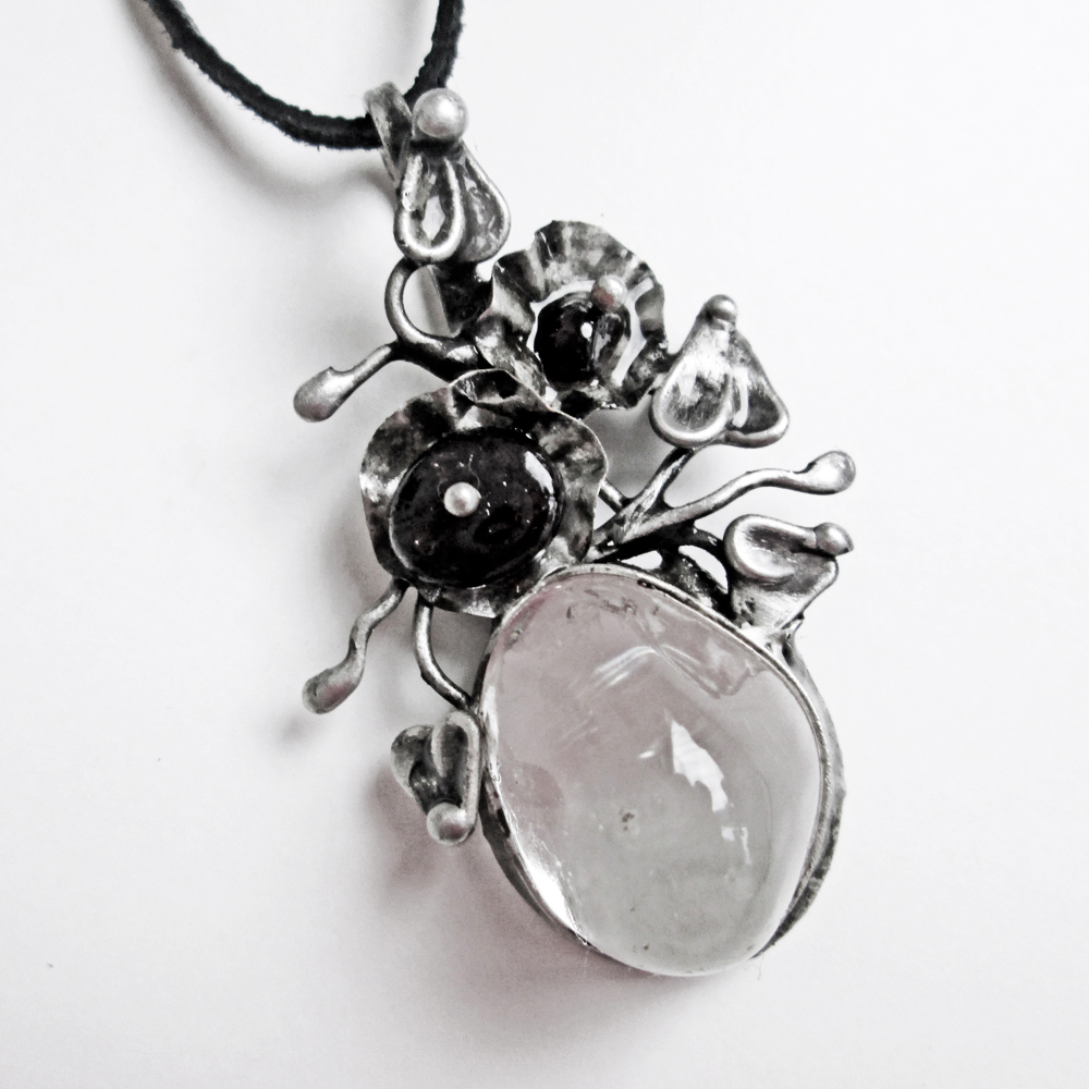 Křišťál s granátem