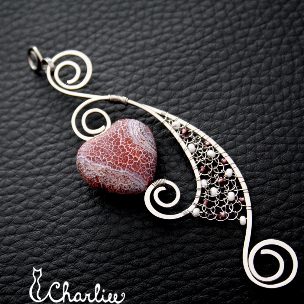 Přívěsek - PLANOUCÍ SRDCE - achát - tepaný - hypoalergenní chirurgická ocel