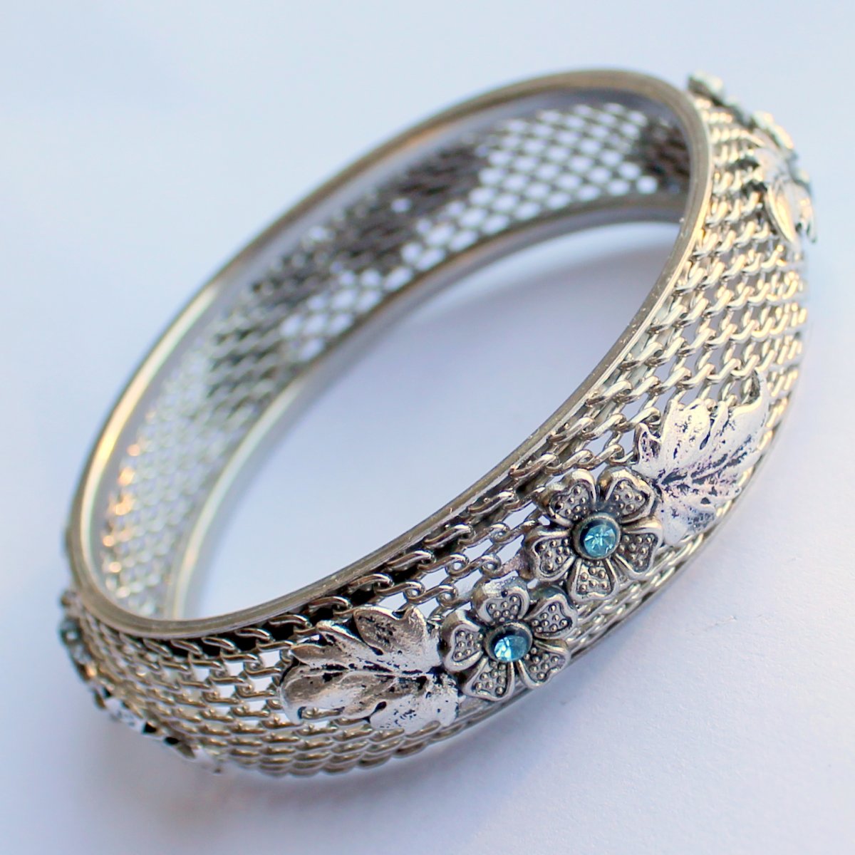 Elegantní kvetoucí náramek