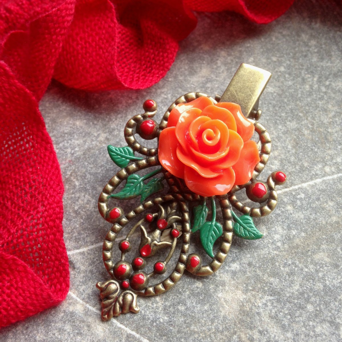 Sponka s oranžovou růžičkou