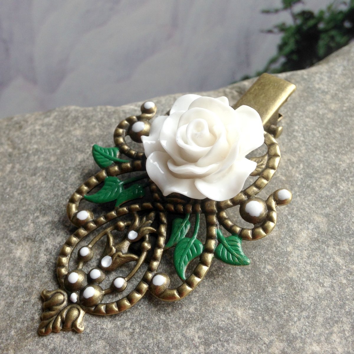 Sponka s bílou růžičkou