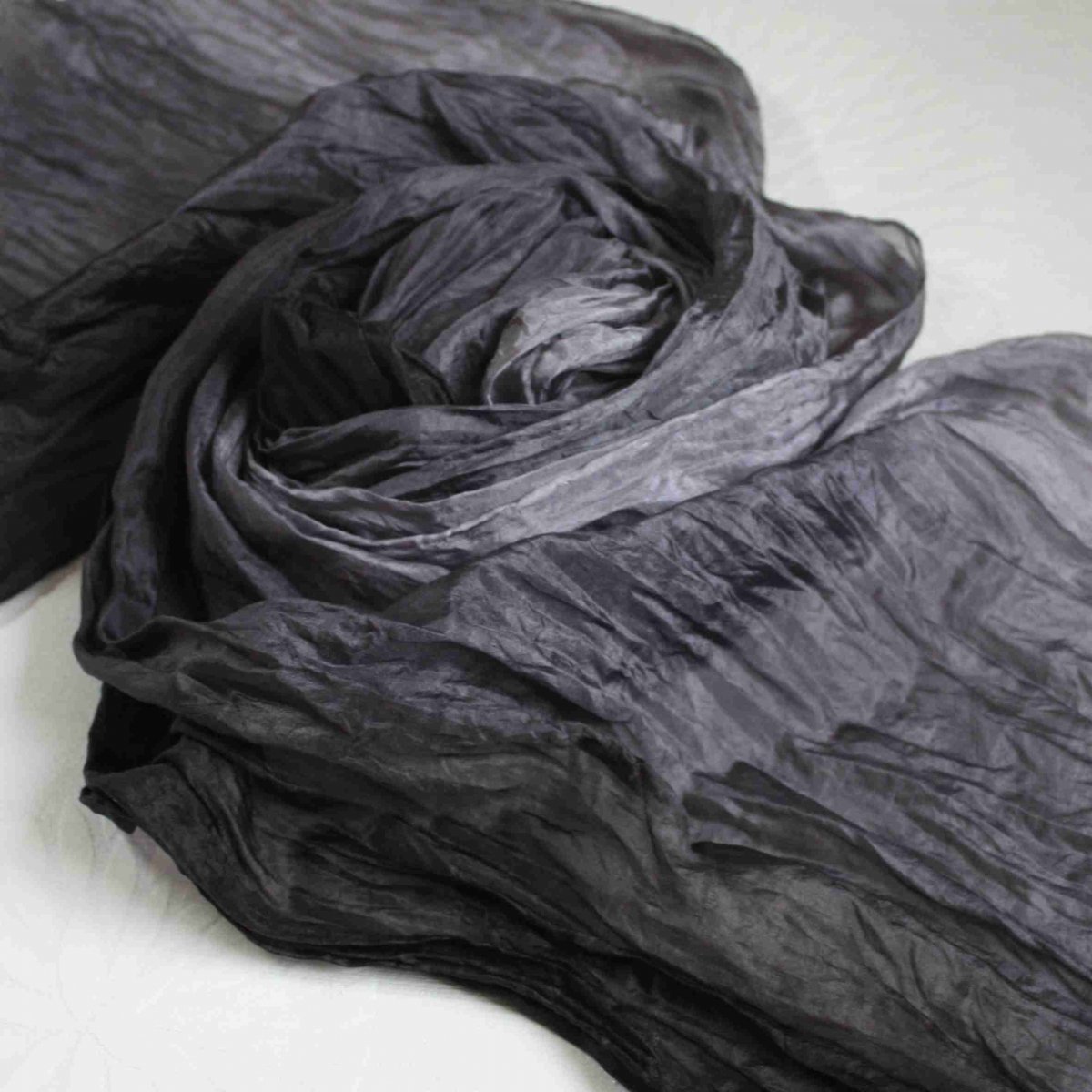 hedvábná šála černo-šedá