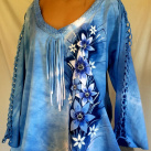 Modrá tunika s květinami