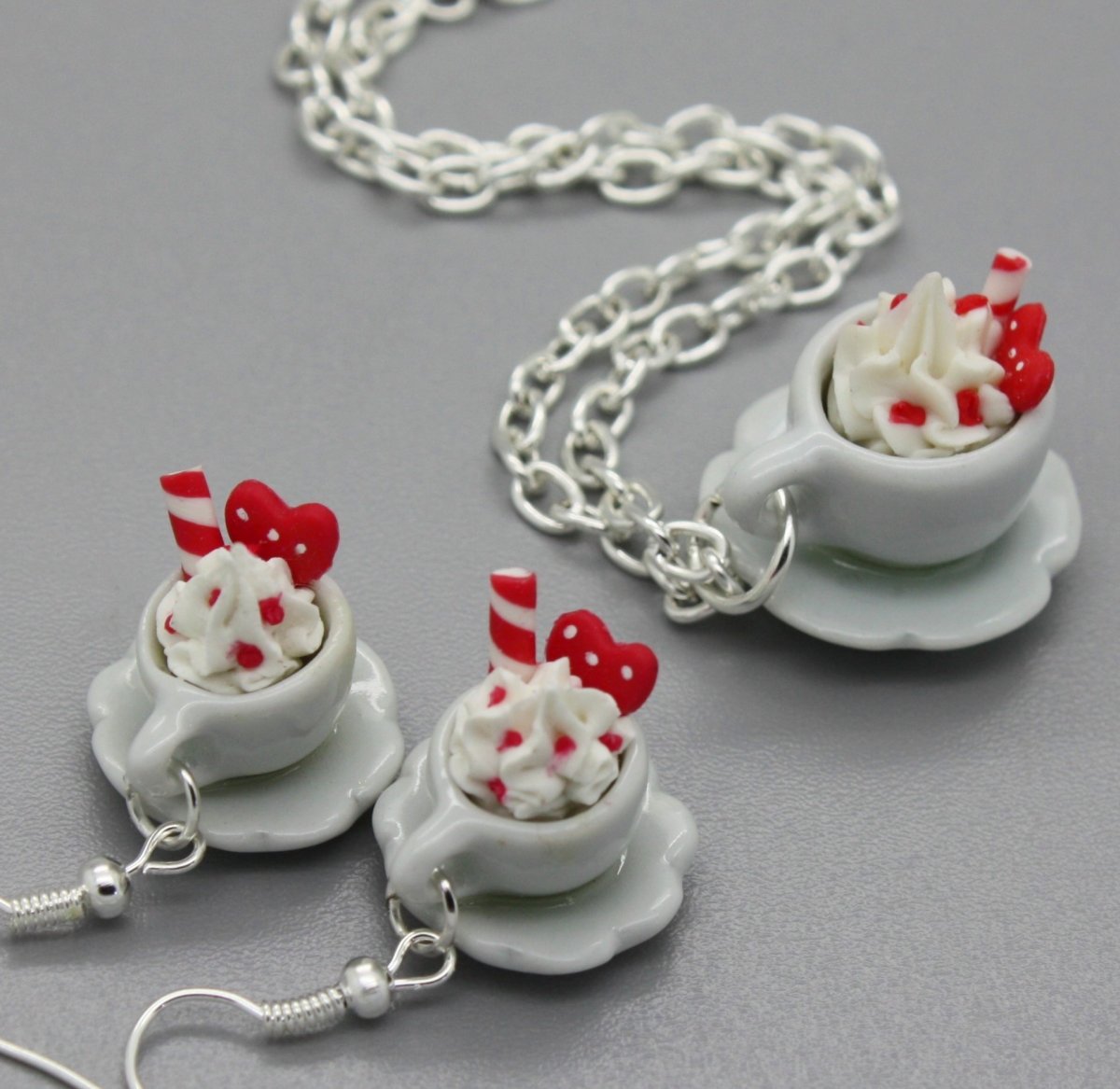 kávová souprava zdobená srdíčky