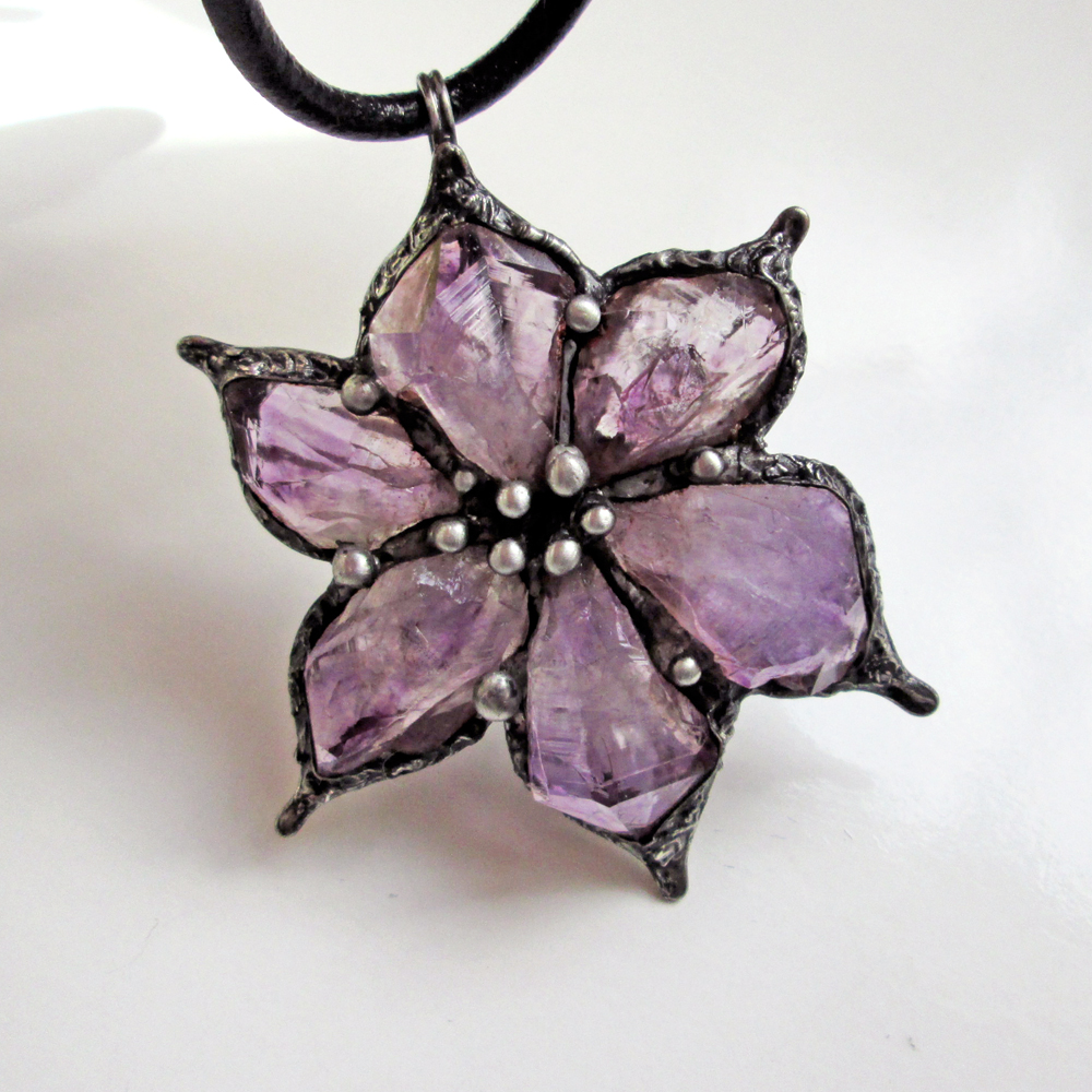 Ametystová květina