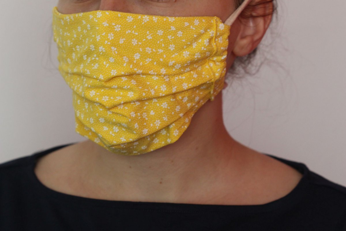 Žlutá dámská rouška s kytičkami