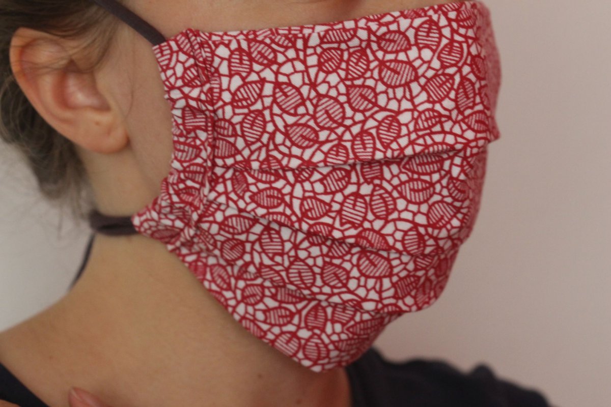 Červená rouška - s drátkem na vytvarování nosu