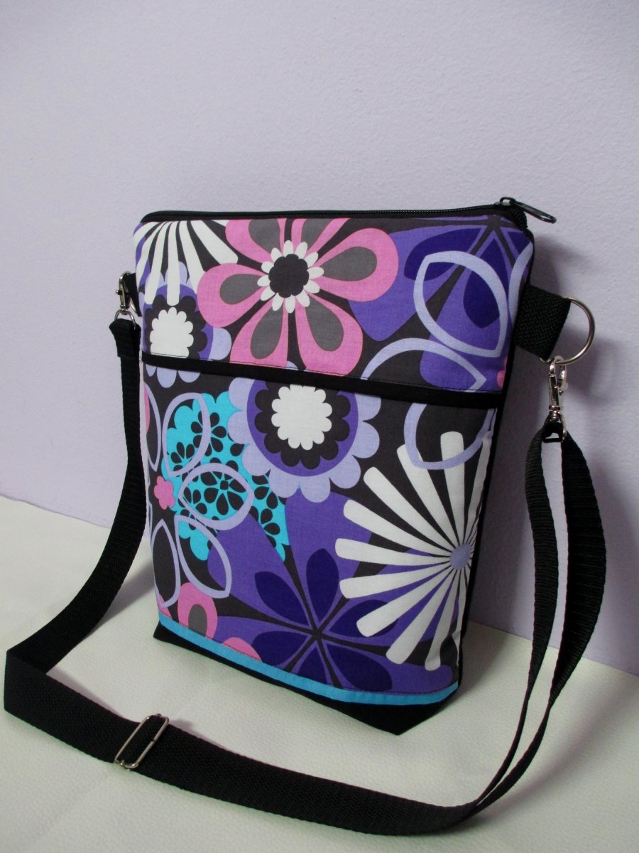 Kabelka- fialkové květy