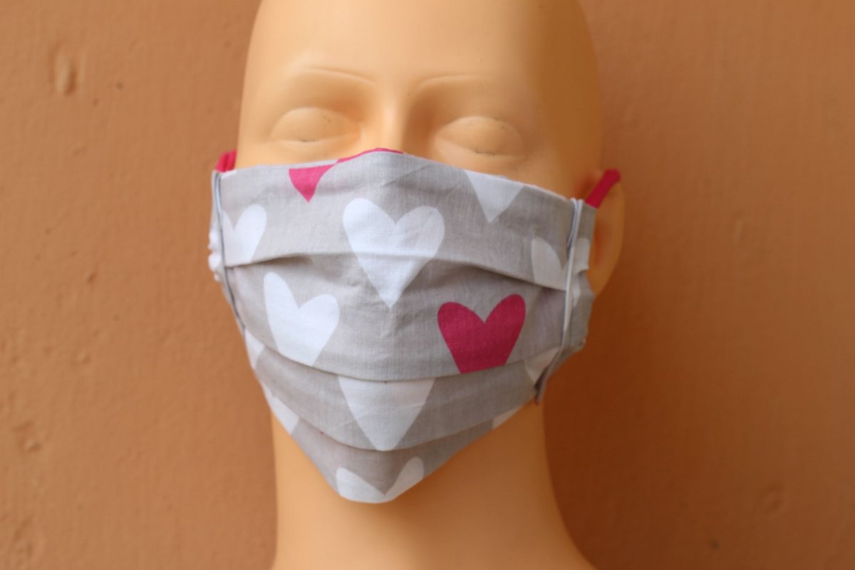 Rouška se srdíčky