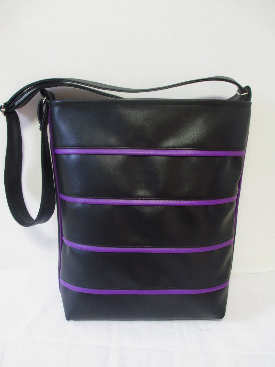 Kabelka fialové proužky