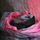 vrapovaná hedvábná šála černo-šedo-růžová