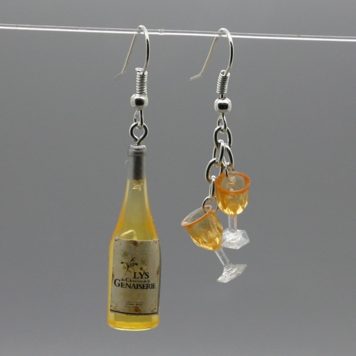 bílé víno a skleničky