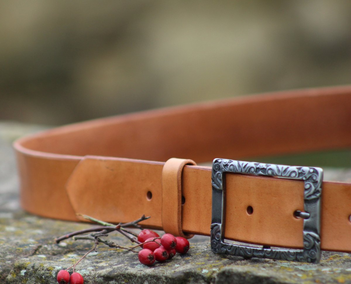 Kožený světle hnědý opasek s ozdobnou sponou