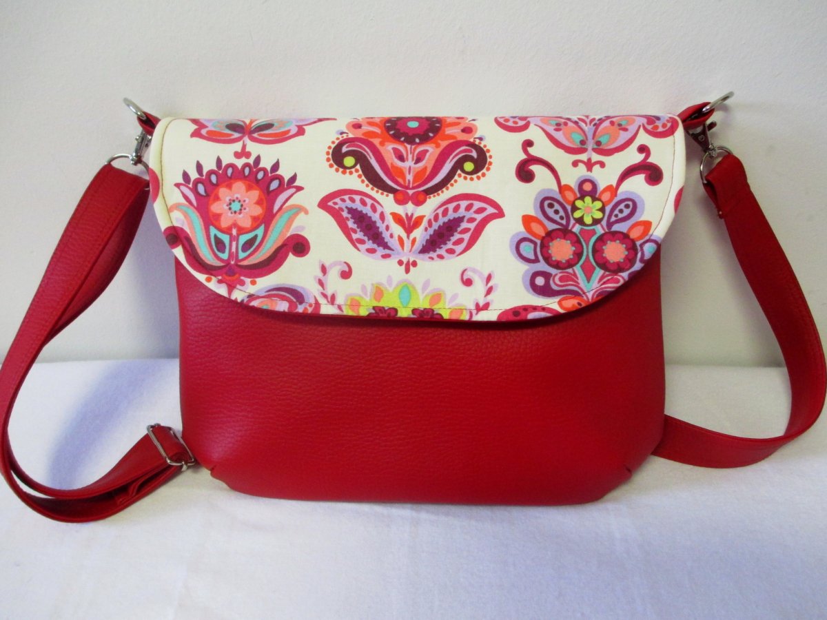 Kabelka červená s klopou