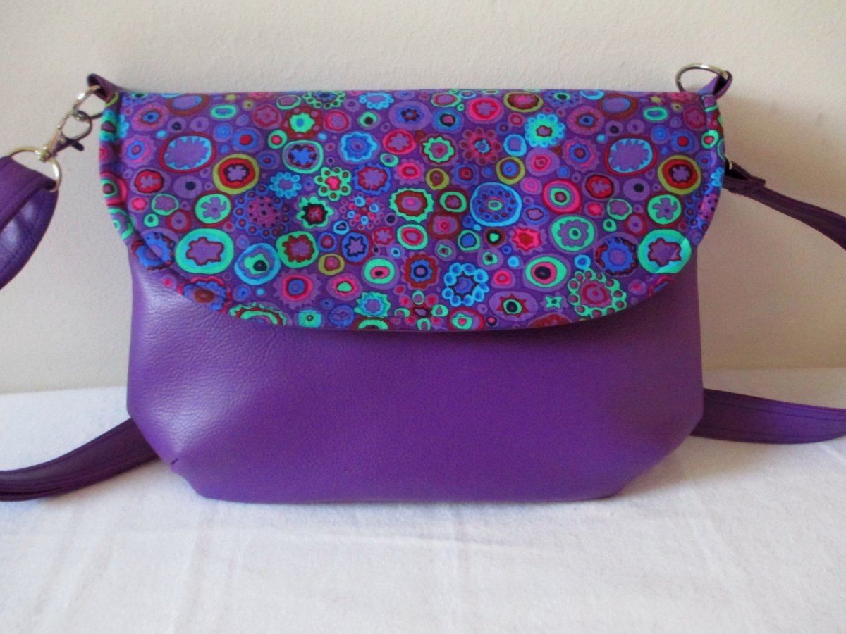 Kabelka fialová s klopou