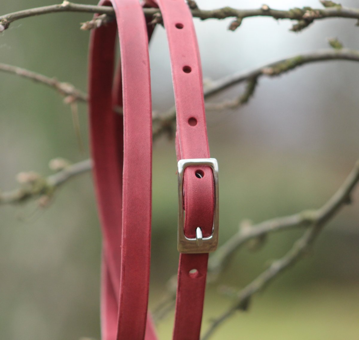 Jemný tenký dámský kožený opasek do červena