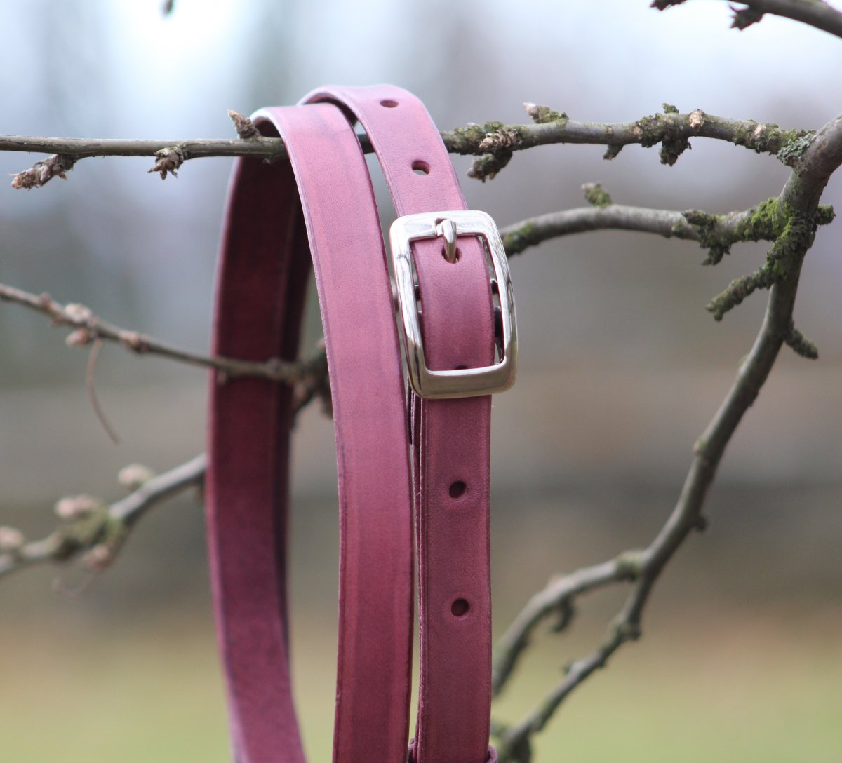 Tenký dámský kožený opasek do červena