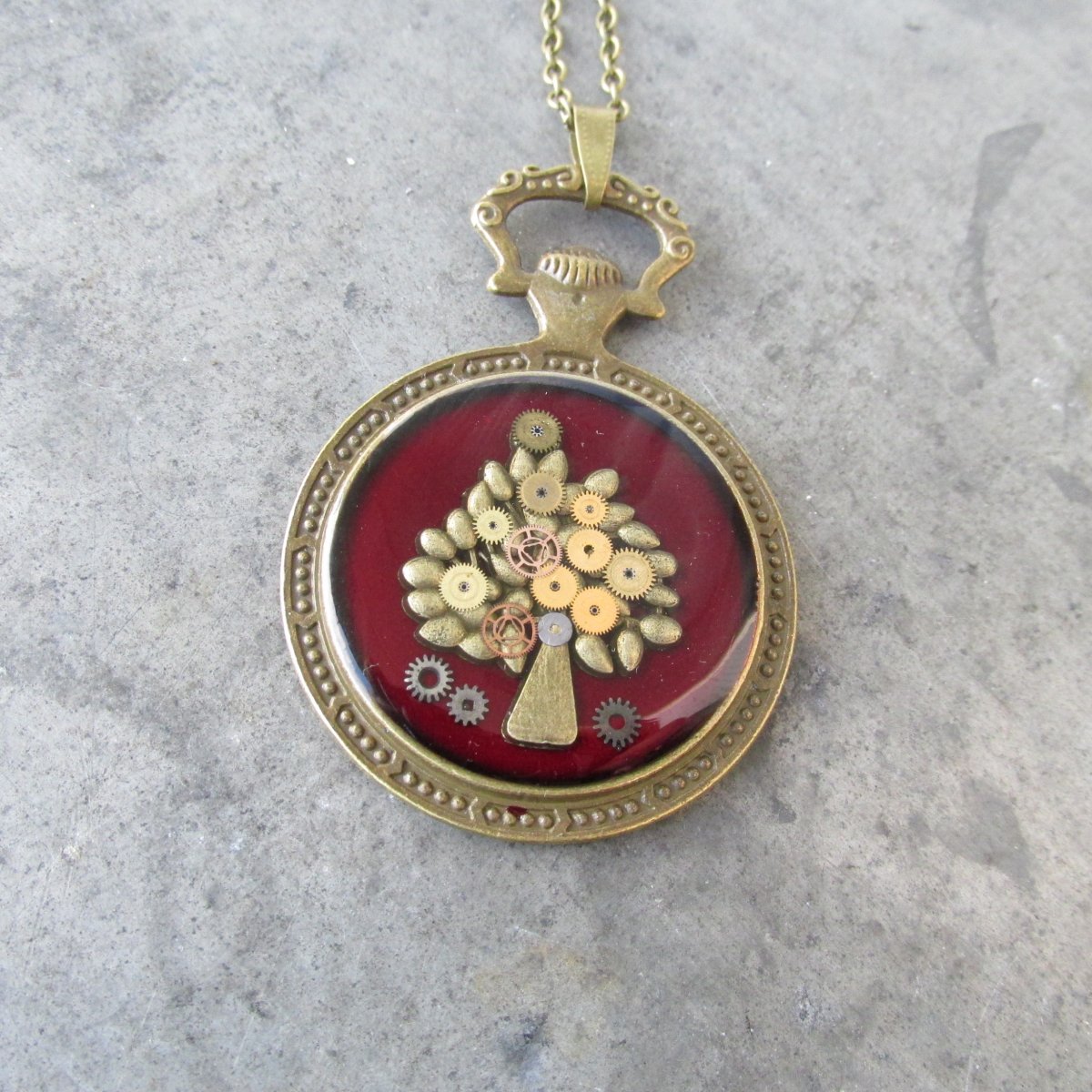 Stromeček pro štěstí, steampunkový přívěsek vínový