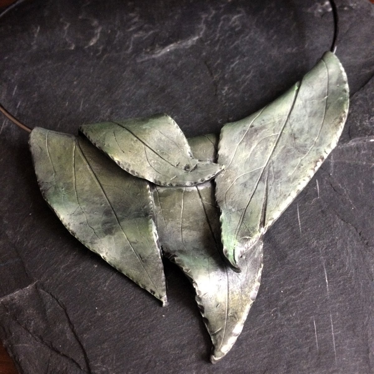 Náhrdelník- Listy na obruči