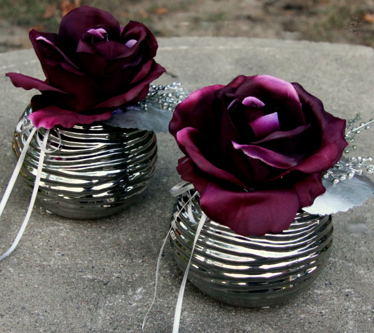 Růže v odstínu bordo v metalické kouli_dekorace na stůl