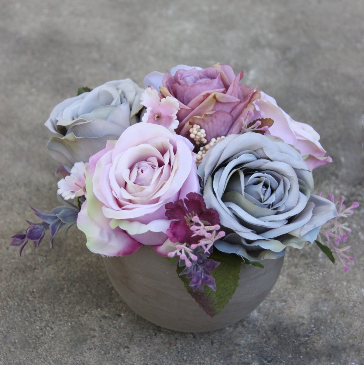 Kytice růží Klára v kamenné kouli_dekorace na stůl