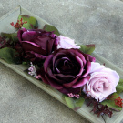 Vínové růže na dřevěném tácu_dekorace na stůl