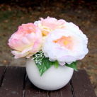 Kytice lososových pivoněk a růží v keramice_dekorace na stůl