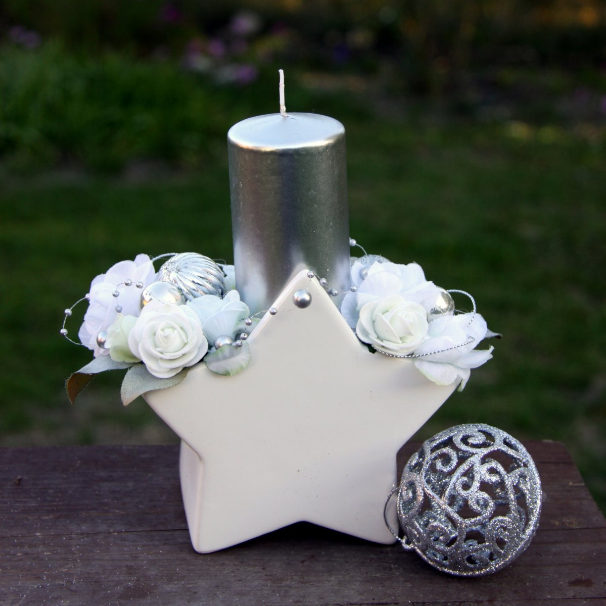 Bílé růžičky v keramické hvězdičce_vánoční svícen