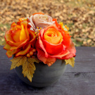 Podzimní růže v šedé keramické kouli_dekorace na stůl