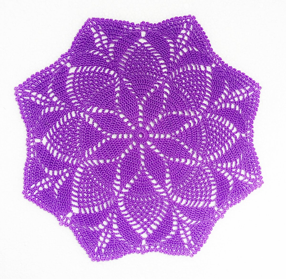 Fialová háčkovaná dečka