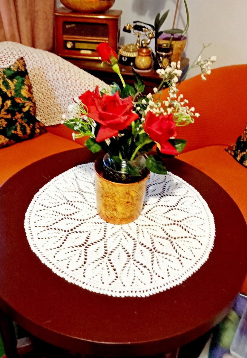 Bílá háčkovaná dečka na stůl, průměr 42cm.