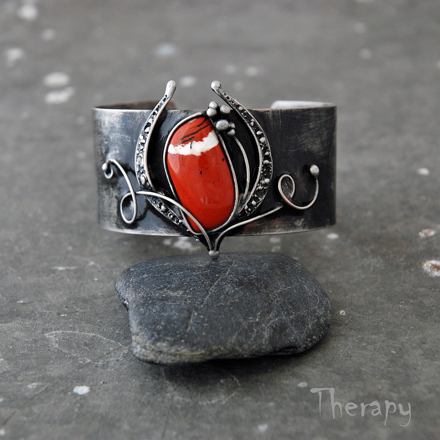 Náramek s poupětem