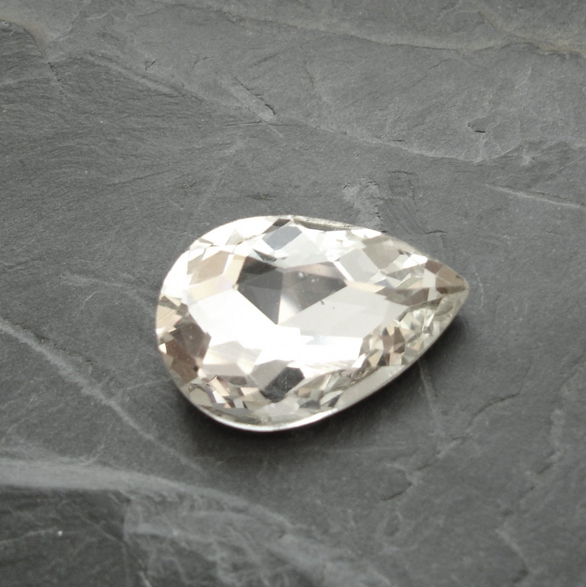 Kapka broušená 29x20x9mm - čirá - 1 ks