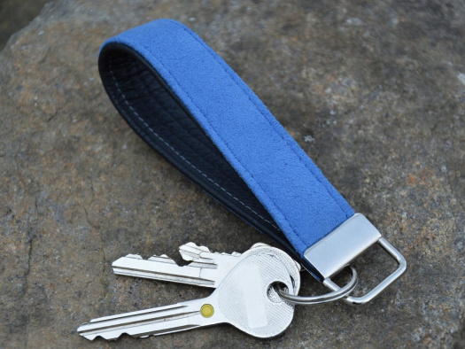 Klíčenka s kroužkem kůže + alcantara světle modrá
