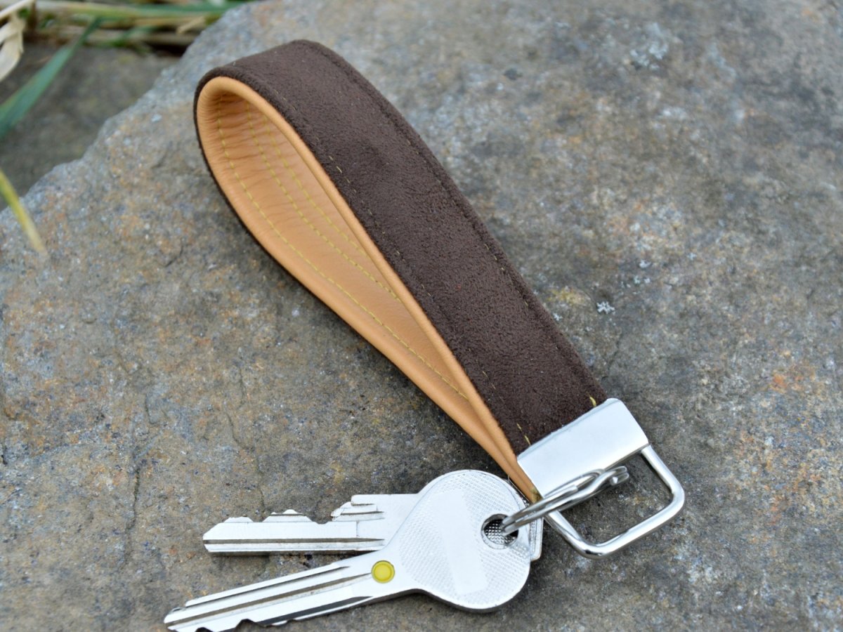Klíčenka s kroužkem kůže + alcantara tmavě hnědá