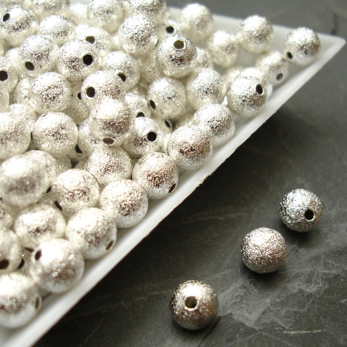 Kovové korálky 6mm - vroubkované - stříbrné - 7 ks