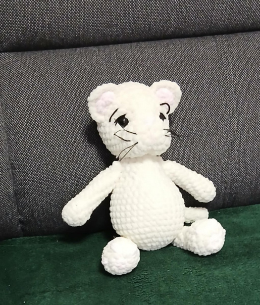 Bílá mazlící kočička