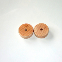 Dřevěná kolečka o průměru cca. 3 cm s otvorem 0,5 cm