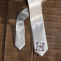 Bílá malovaná kravata s Ti3Au pro chemika