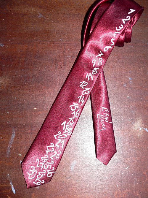 Malovaná červená kravata "Číselná"