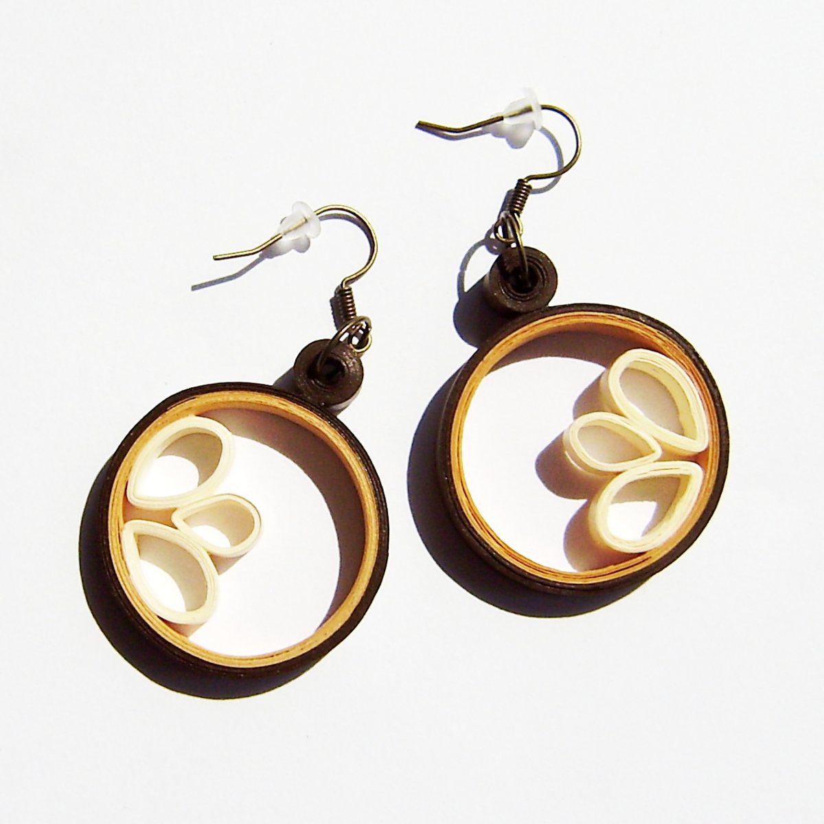 Hnědé kruhy s trojlístkem