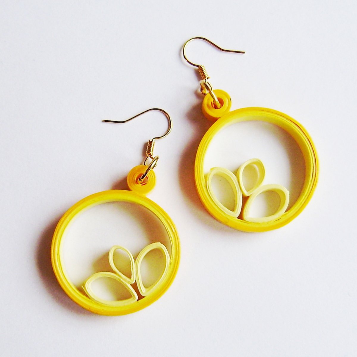 Žluté kruhy s trojlístkem