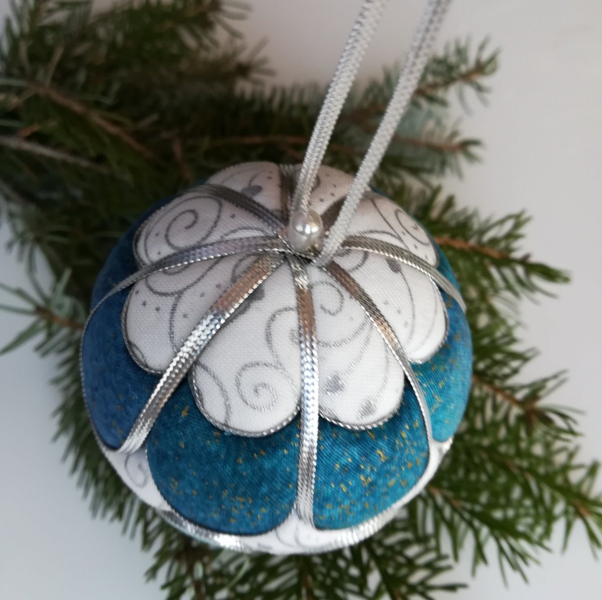 Vánoční koule - motiv "Lupeny" 