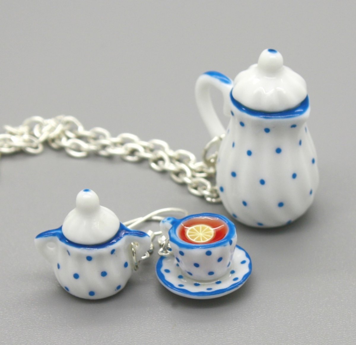 čajová souprava .. konvička a čaj s cukřenkou