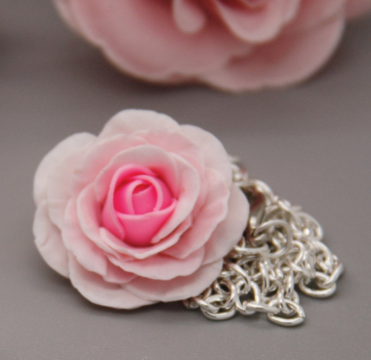 růže  .. náhrdelník 2,5 cm